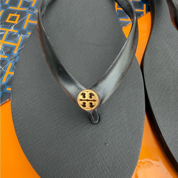 Floor sample Tory Burch Black Logo Flip Flops - Picture 7 of 10